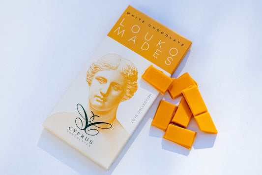 White chocolate bar with cinnamon and honey notes inspired by loukoumades