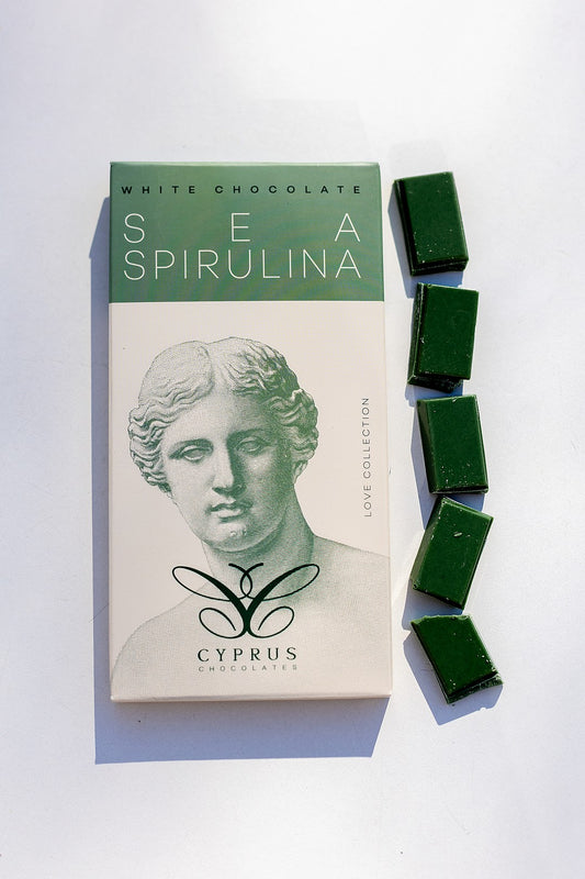 White chocolate bar with sea notes and natural spirulina flavour