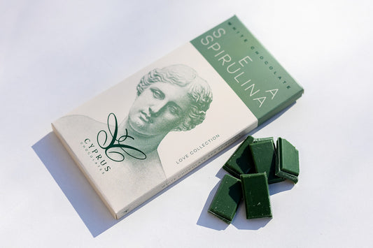 White chocolate bar with sea notes and natural spirulina flavour